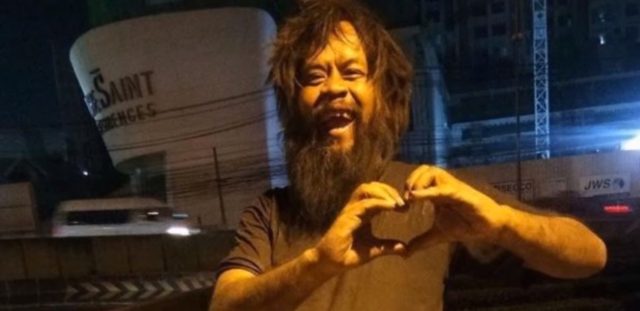 Ein großes Herz: Obdachloser aus Thailand verzichtet auf Essen, um seine Katzen-Familie zu füttern