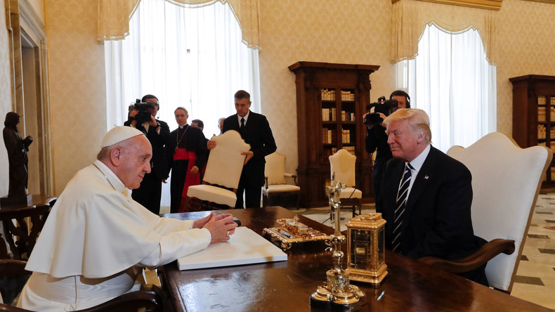 "Gott vertrauen wir, alle anderen zahlen in bar": Trumps schwierige Audienz bei Papst Franziskus