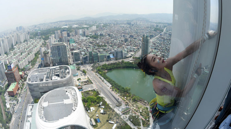 "Menschliche Spinne": Koreanische Kletterin schafft es auf ein 555 Meter hohes Gebäude
