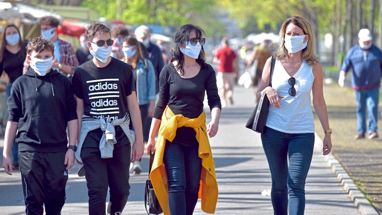 „Masken schädigen die Gesundheit“: Experte übt scharfe Kritik an Corona-Maßnahmen